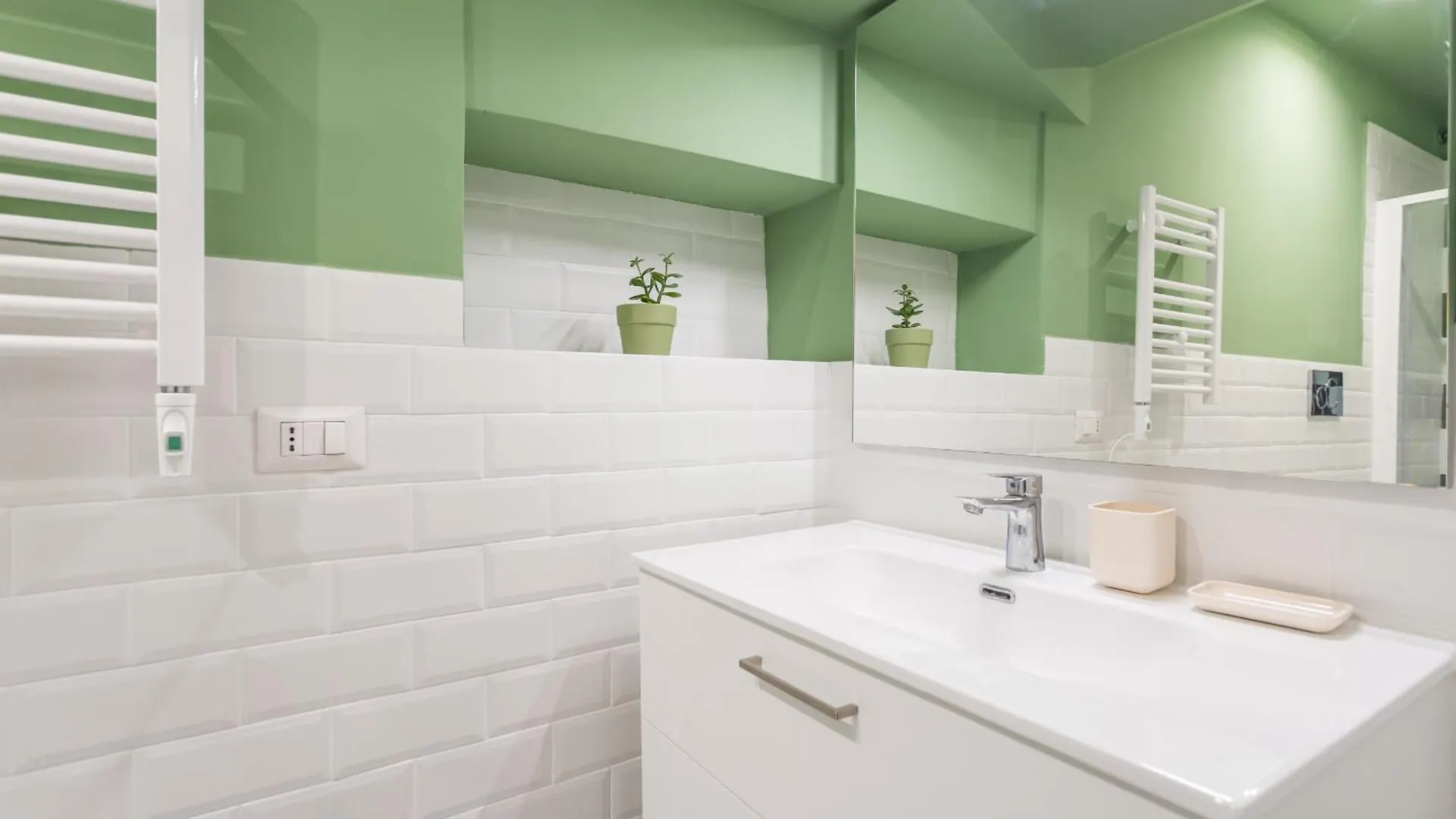 2 Bdr Navona Quintessential Charm Apartment Rome