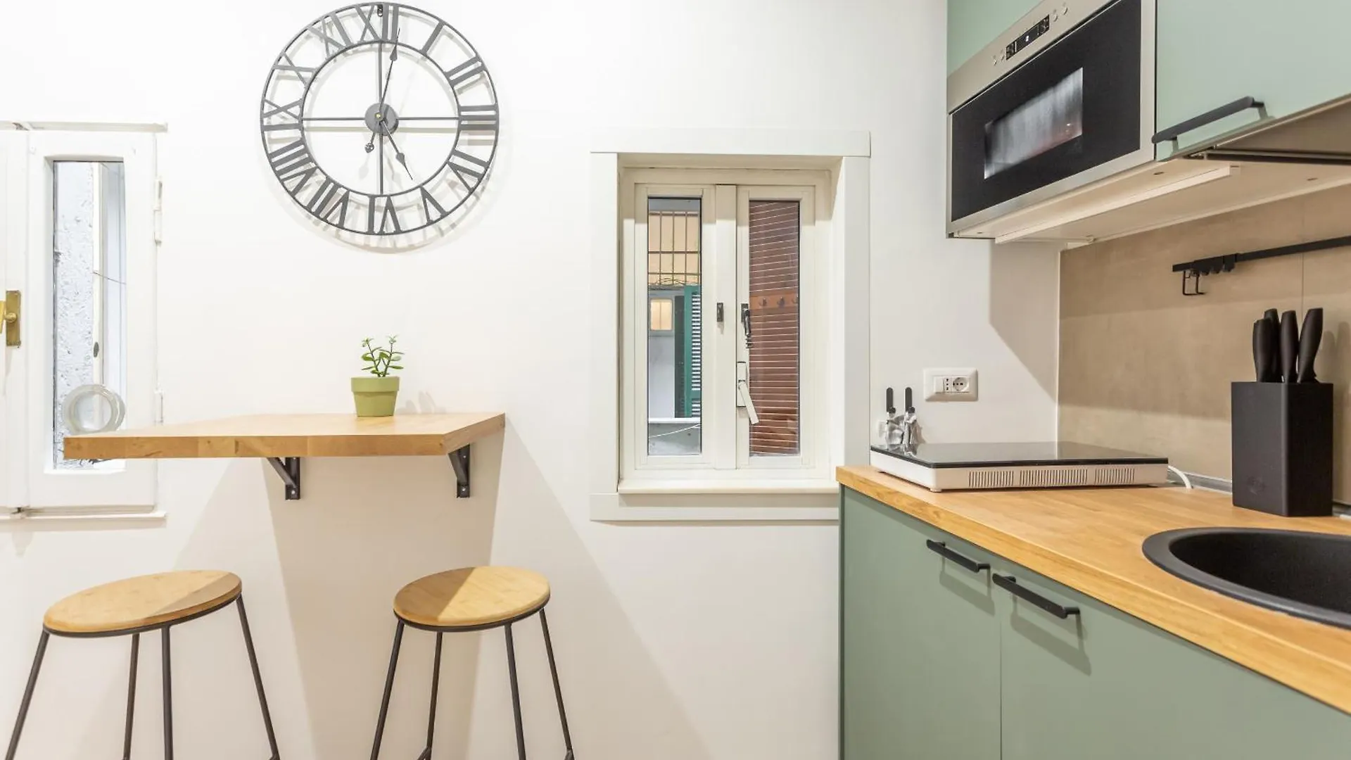 2 Bdr Navona Quintessential Charm Apartment Rome Italy